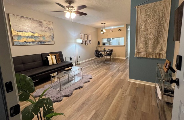 Upscale: POOL, KING Bed, Long Stay by Tampa Palms