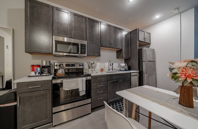Upscale Spacious 1BD Fiser Fast WI-FI & Gym