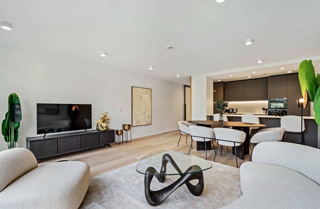 Upscale Urban Apartment Style & Comfort for Six