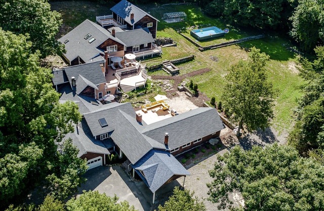 Upstate Historical Artist Villa w/firepit, pool and close to Candlewood Lake CT