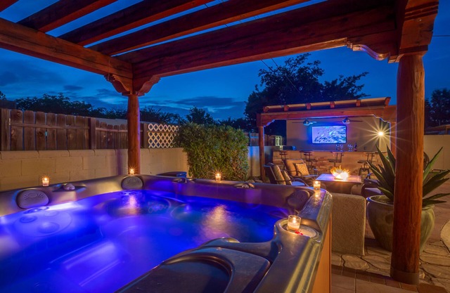 Uptown-No Cleaning Fee-Hot Tub-Putting Green-Firepit-Outdoor Kitchen