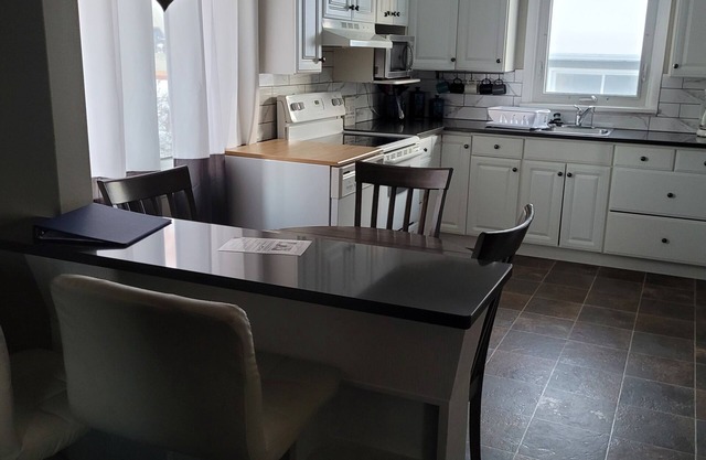 Urban Chic Guest Retreat- 1100sqft 3Bdr