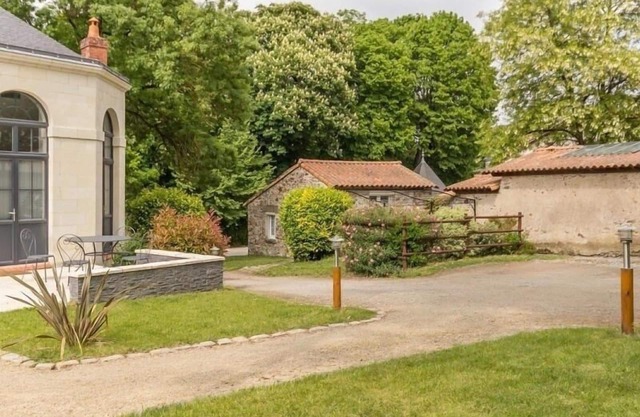 Urban retreat near Nantes center, private garden, bikes, internet, baby friendly.
