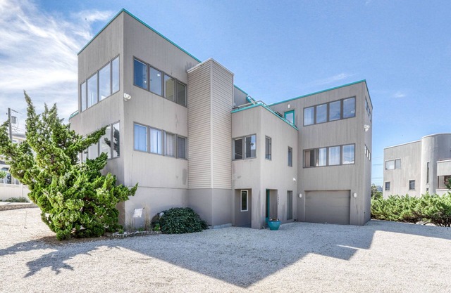 Luxury Home (smoke & pet free),Spectacular Ocean Views, 2nd back, guarded beach