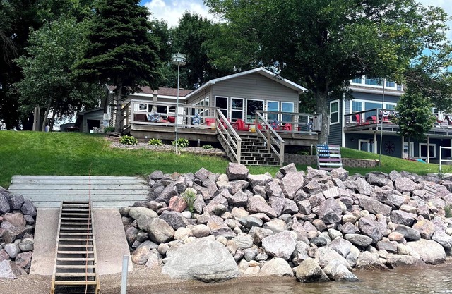 Vacation Haven on Lakefront Property!