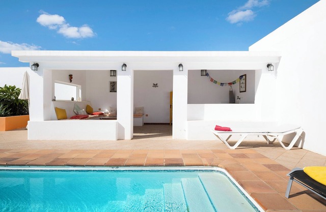 Vacation Home "Casa Ocean" with Sea View, Shared Pool & Wi-Fi