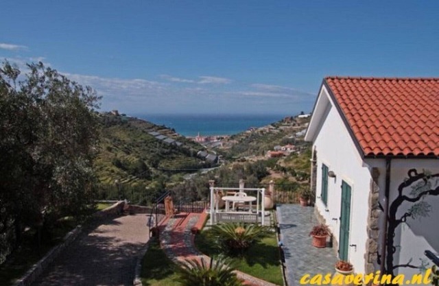 Vacation home with 3 apartments with private garden with sea view and swimming pool!