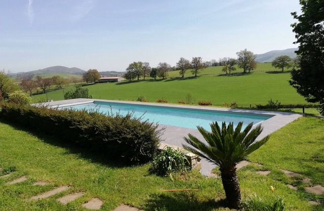 Vacation rental, gîte 4*, Basque Country, swimming pool, mountain views, peaceful location