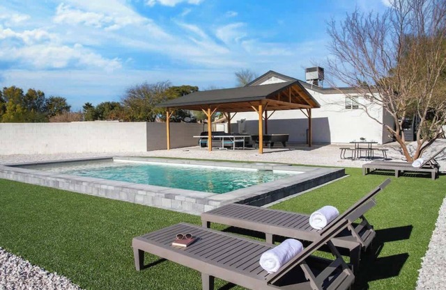 Vegas Retreat: Pool, Pickleball & Local Charm!