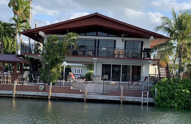 Venetian Tropics weekly Pvt home w/heated Pool, 3 bedroom/70ft dock w/canal