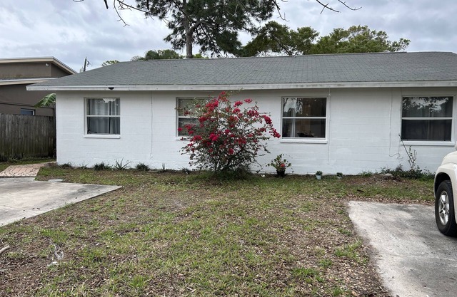 Vera Cottage 10 minutes from St Pete Downtown & Pier 2 bedrooms- 2 king 2 twin