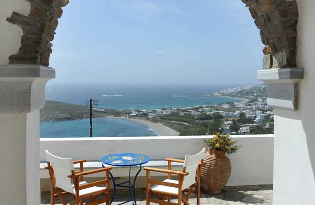 Veranda me thea (Terrace with view)