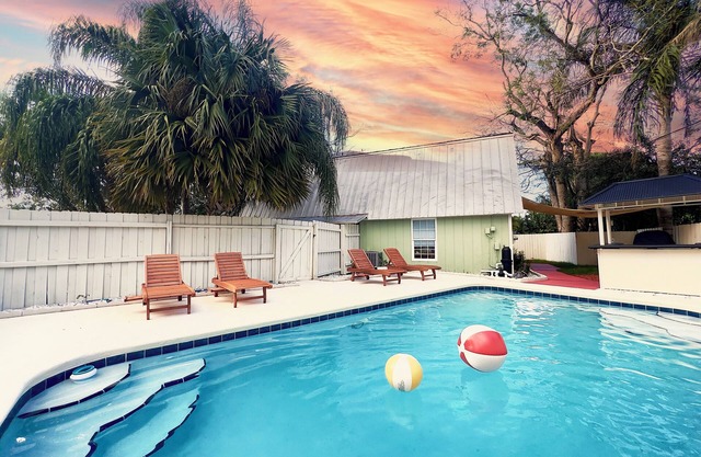 Vero Beach Gem: Pool, Game Room, King Beds, minutes to the beaches.