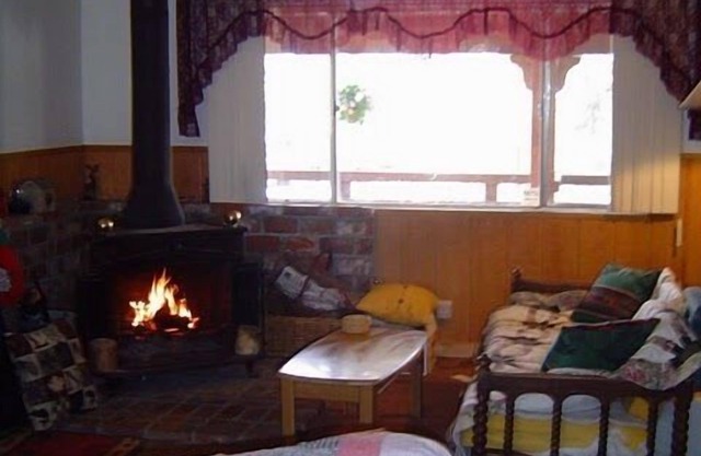 VERY COZY AND CHARMING 2 BDRM HSE PET FRIENDLY