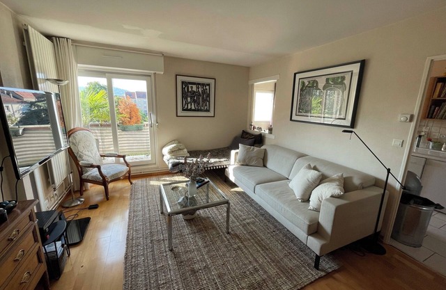 Very pleasant, quiet apartment facing the park