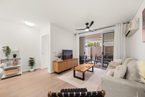 Vibrant 2-Bed Apartment with Pool and Gym Access