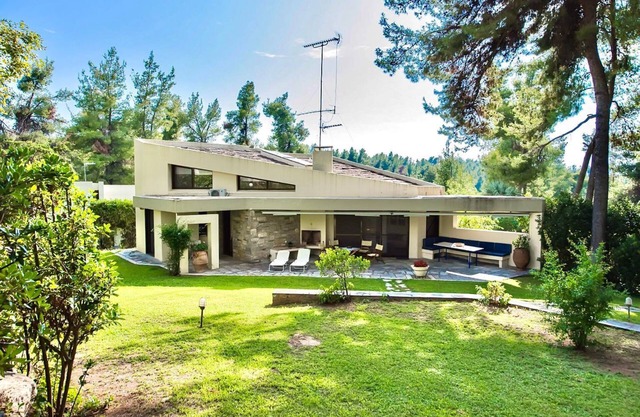Vibrant Villa with Pool