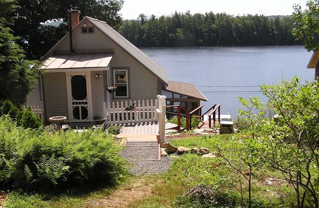 Victorian Lakefront Cottage With Spectacular Sunrise View Of Water