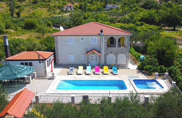 Vila With Heated swimming Pool And Jacuzzi In The Oasis Of Peace And Quiet