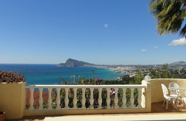 VILLA ALTEA HILLS, vue mer, piscine chauffée, WIFI