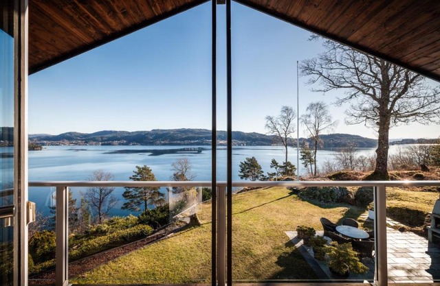 Villa Arboretet - Seaside villa with private pool & infrared sauna in the heart of Arboretet, Bergen
