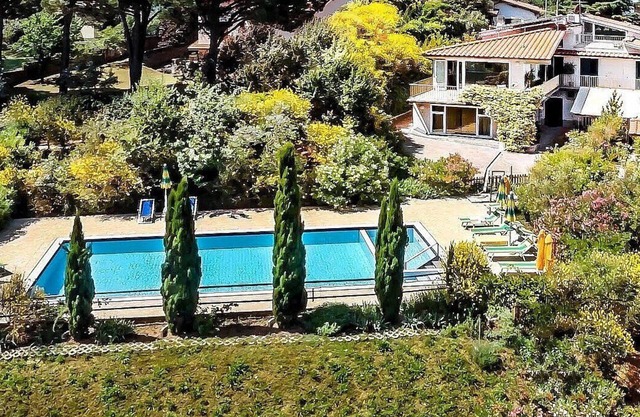 Villa Begonia: A charming two-story apartment that is part of a villa located on top of a small hill, with Free WI-FI.