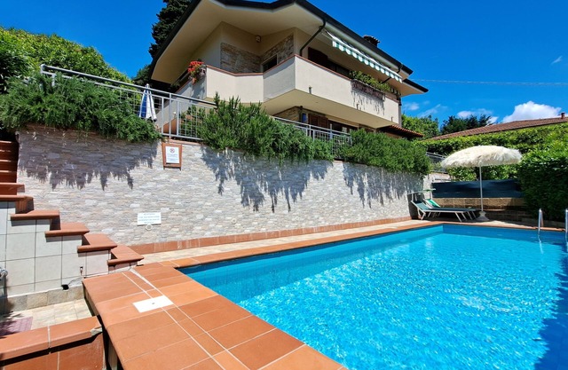 Villa Bellevue Corsanico, private pool and parking, easily accessible, sea view