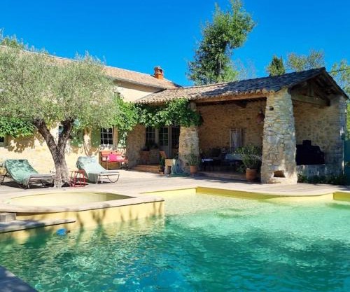 Villa charmante à Lussan avec piscine privée et jardin closa