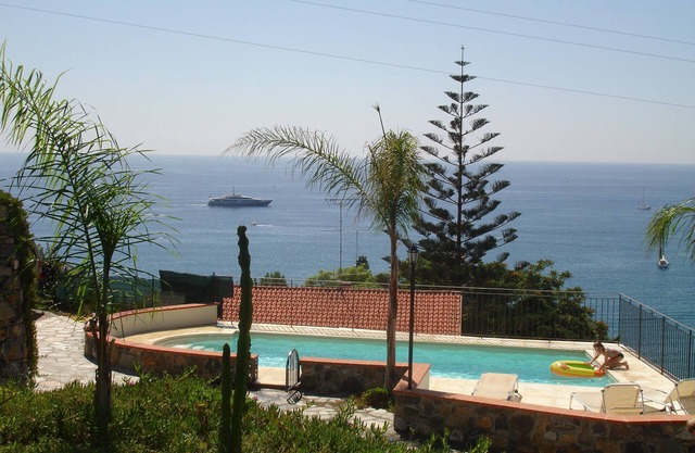Villa del mare ligure mit shared pool HEATING