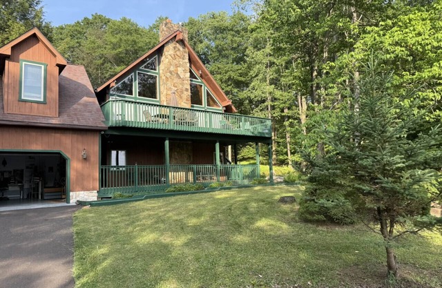 Villa deTuar - lake views and pet friendly!