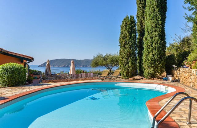 Villa 'Elba Offsite' with Sea View, Wi-Fi and Air Conditioning