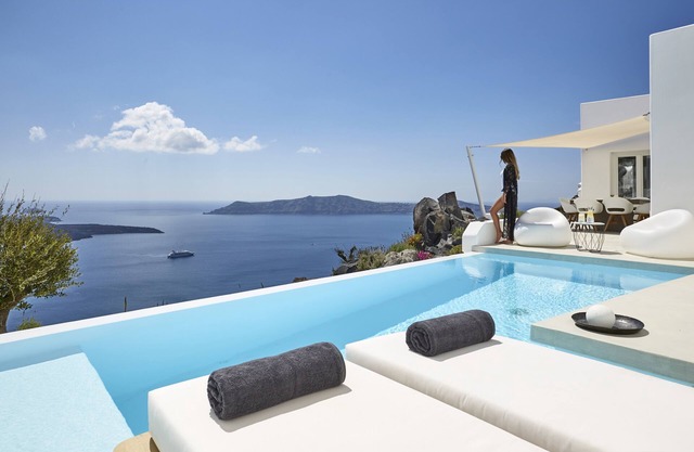 Villa Etheras, heated private pool, 2 bedrooms, amazing views of the caldera