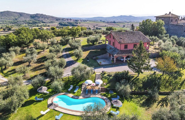 Villa for 23 persons with private garden & pool on the Umbria/Tuscany border