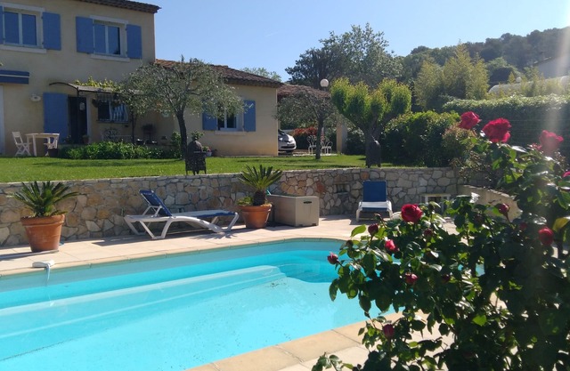 Villa for 6, private pool, 2 bathrooms, 3 air-conditioned bedrooms, golf course 3 minutes away