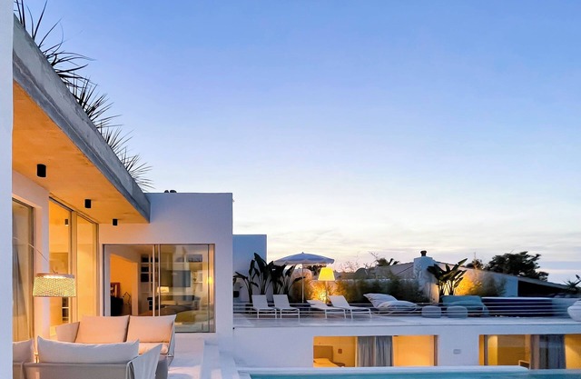 Villa, great sea and sunset views on a quiet spot, 1minute from the beach.