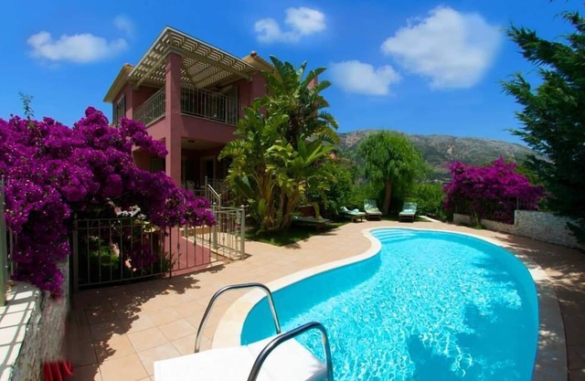 Villa Ianthi, Stamoulis villas at the heart of the island