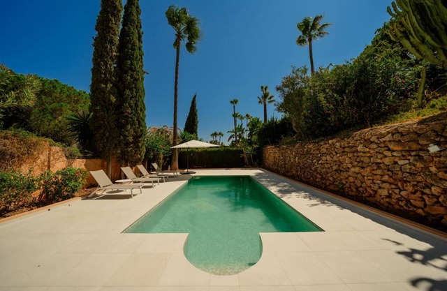 Villa in Elviria, a retreat among palm trees, with private pool and barbecue, Marbella