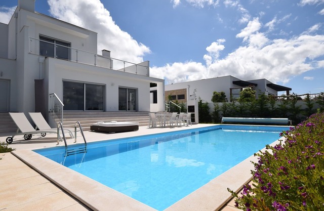 Villa in Foz do Arelho with Pool & Beach