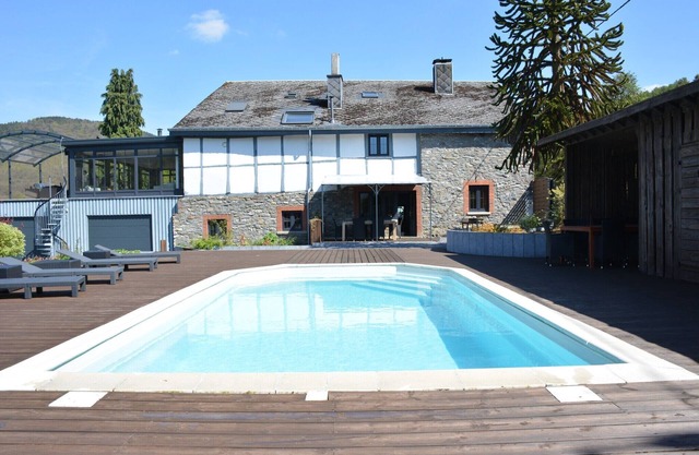 Villa in Stavelot with lake view and Jacuzzi