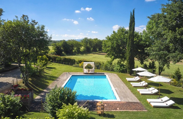 VILLA LA COLONICA, Luxury Tuscan Farmhouse with Pool and Staff close to Florence