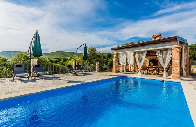 Villa Laurosa provide to you traditional Dalmatian style in the peaceful nature