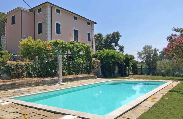 VILLA LINDA 12P Charming villa with pool, WiFi, BBQ, close beaches and 5 Terre