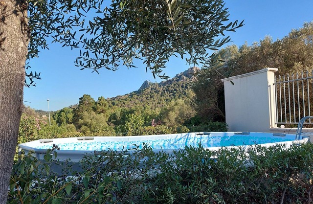 VILLA LUIGI: accommodation in villa with PARKING and above ground POOL PRIVATE HOST