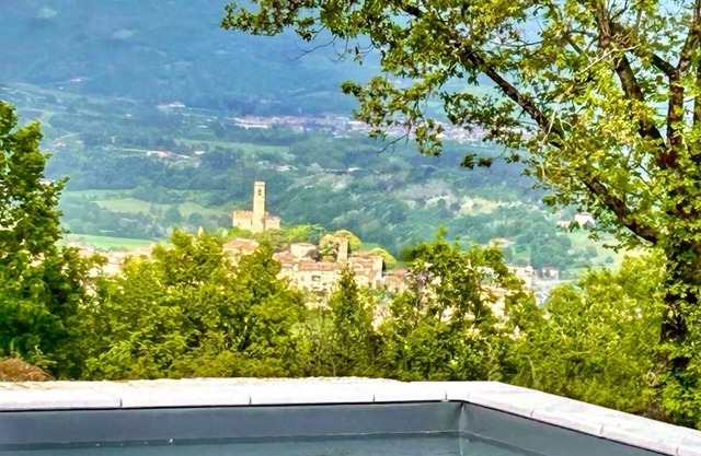 Villa Lux con vista unica sulla vallata del Casentino