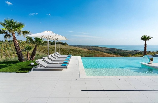 Villa Mazara - Modern villa with pool near Sciacca