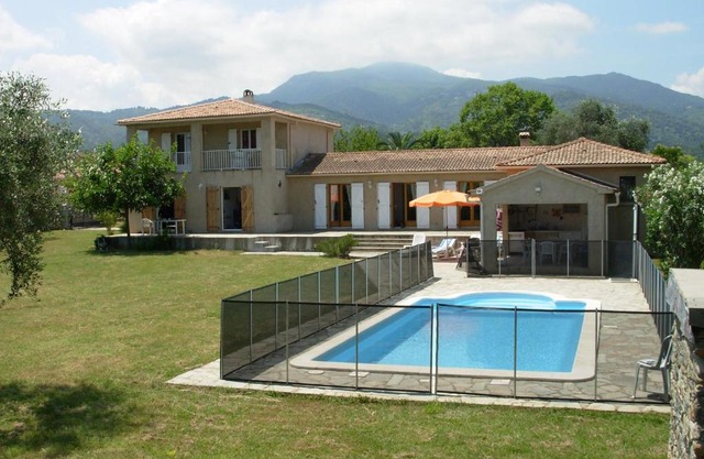 Villa mit grosser Sommerküche und Pool, 8 Minuten zum Sandstrand Cap Sud