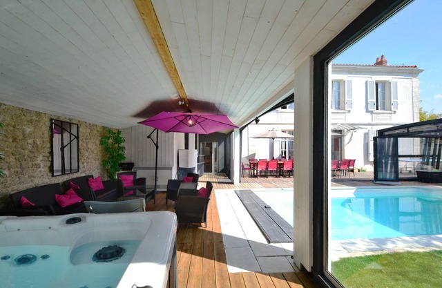 Villa of character of 200 sq.m, close to sea, shops, heated pool & private spa