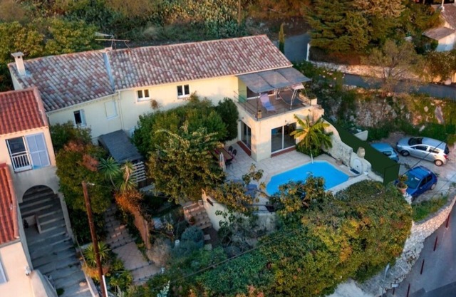 Villa of character with pool and panoramic view on the gulf of Marseilles
