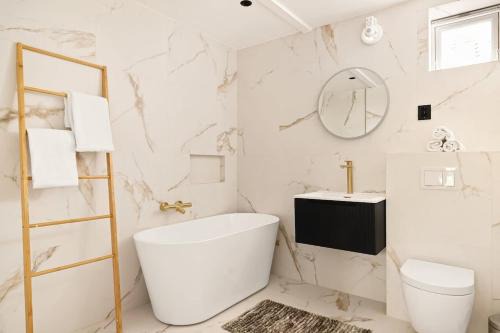 Villa Rosé I 1890 - 2024 Reno I 15 min to Bryggen