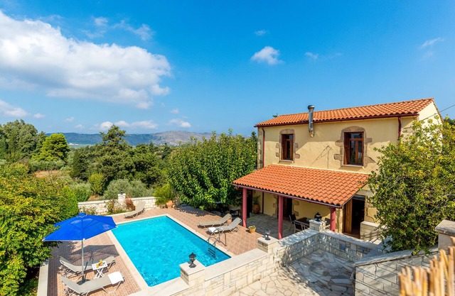 Villa Roussa, beautiful stone villa in traditional village Maza